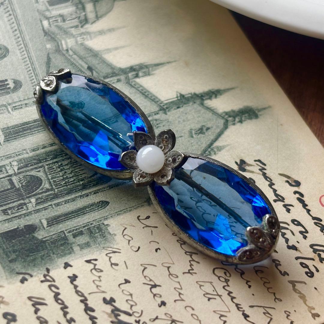 687アンティーク1890's古ガラスCzechoslovakia製ボウブローチ