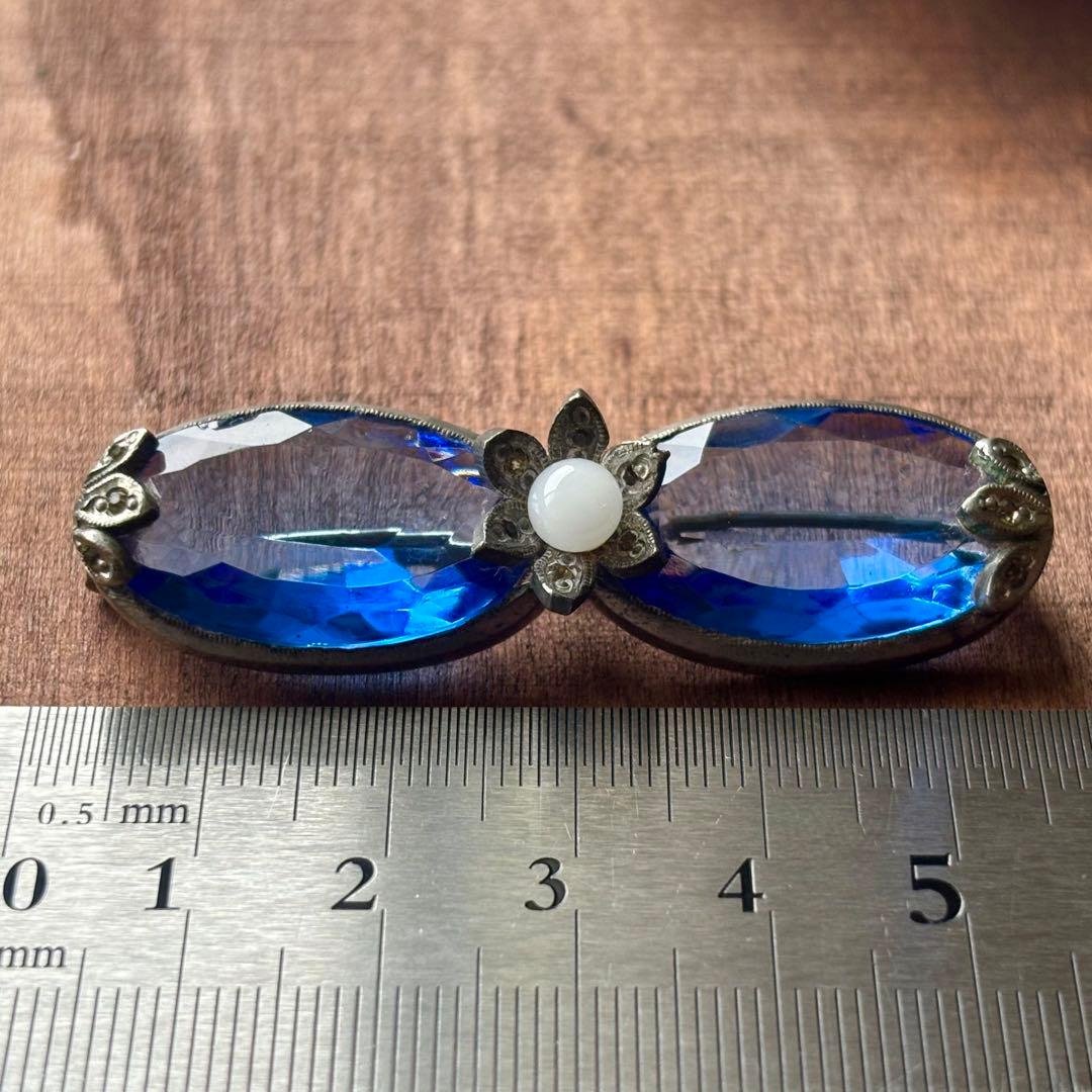 687アンティーク1890's古ガラスCzechoslovakia製ボウブローチ