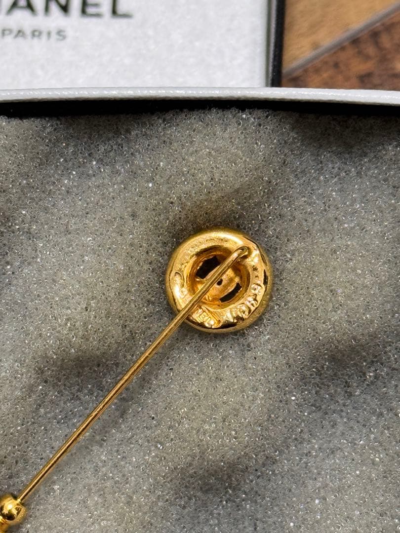 CHANEL ゴールド ロゴ ブローチ 箱付き