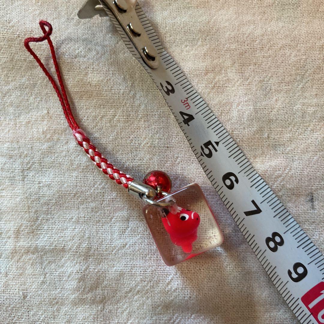 根付　赤べこ　アクリル