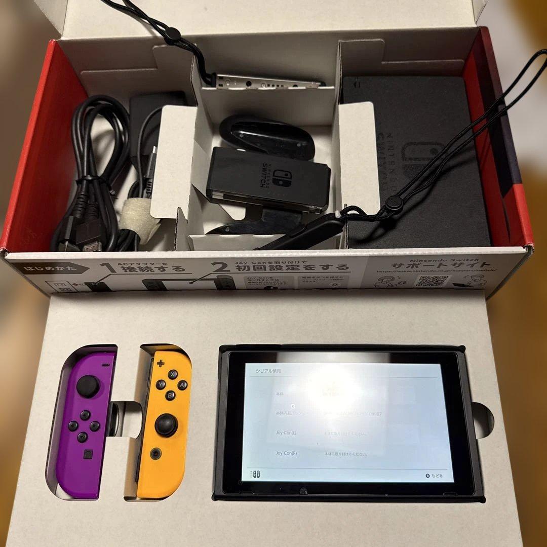 Nintendo Switch 本体 紫とオレンジのJoy-Conセット。