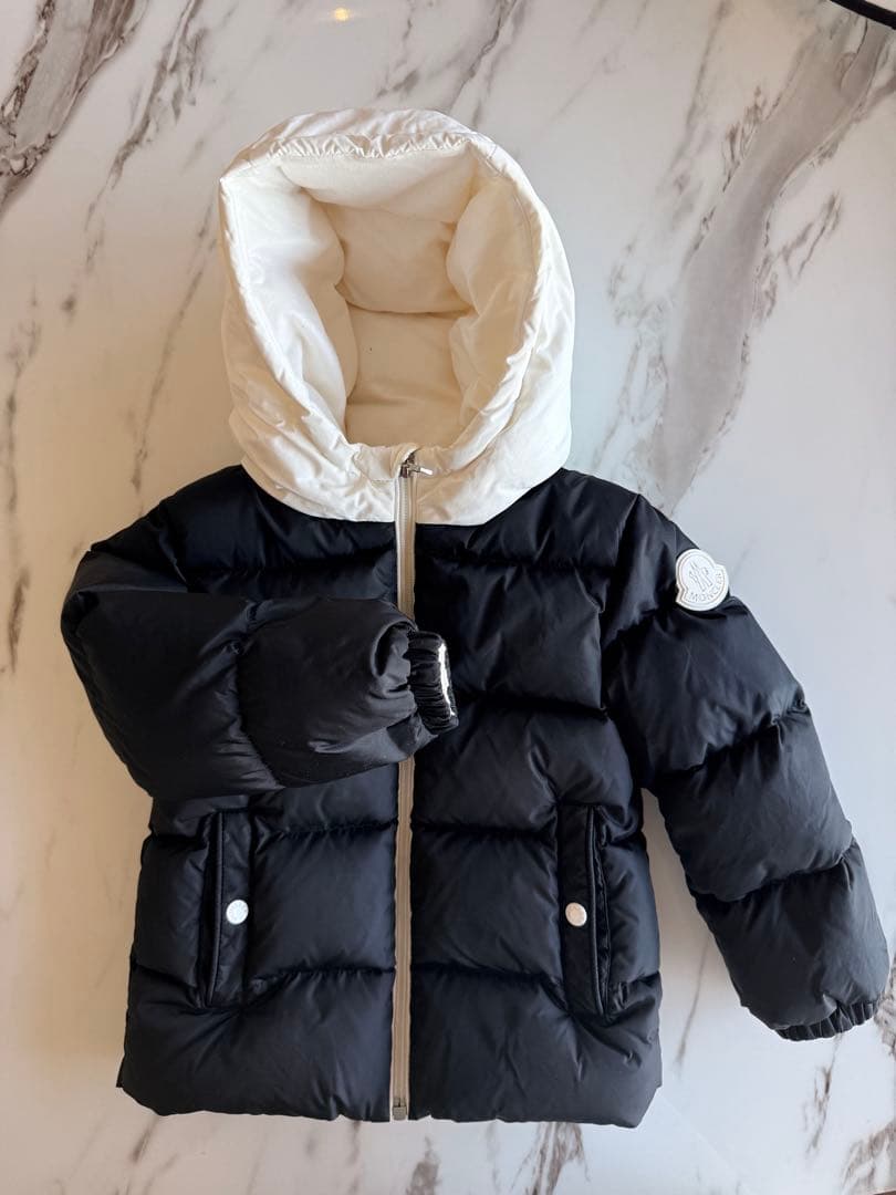 モンクレール　ダウンコート 黒/白 フード付き