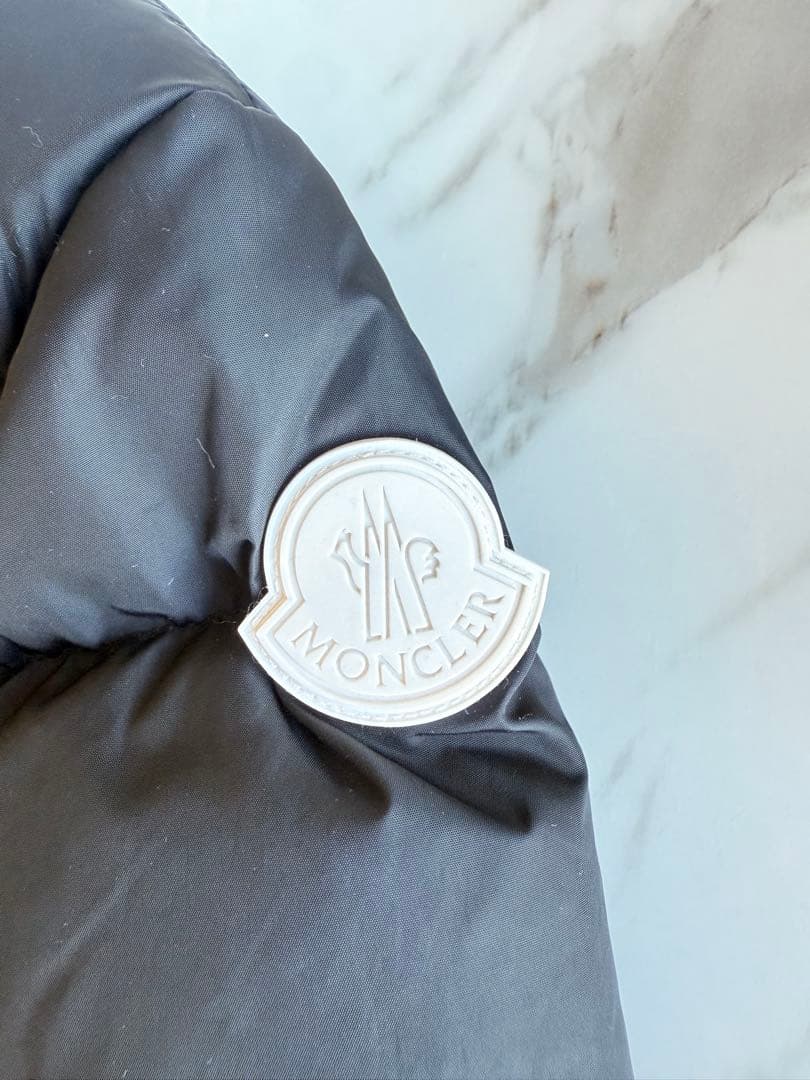 モンクレール　ダウンコート 黒/白 フード付き