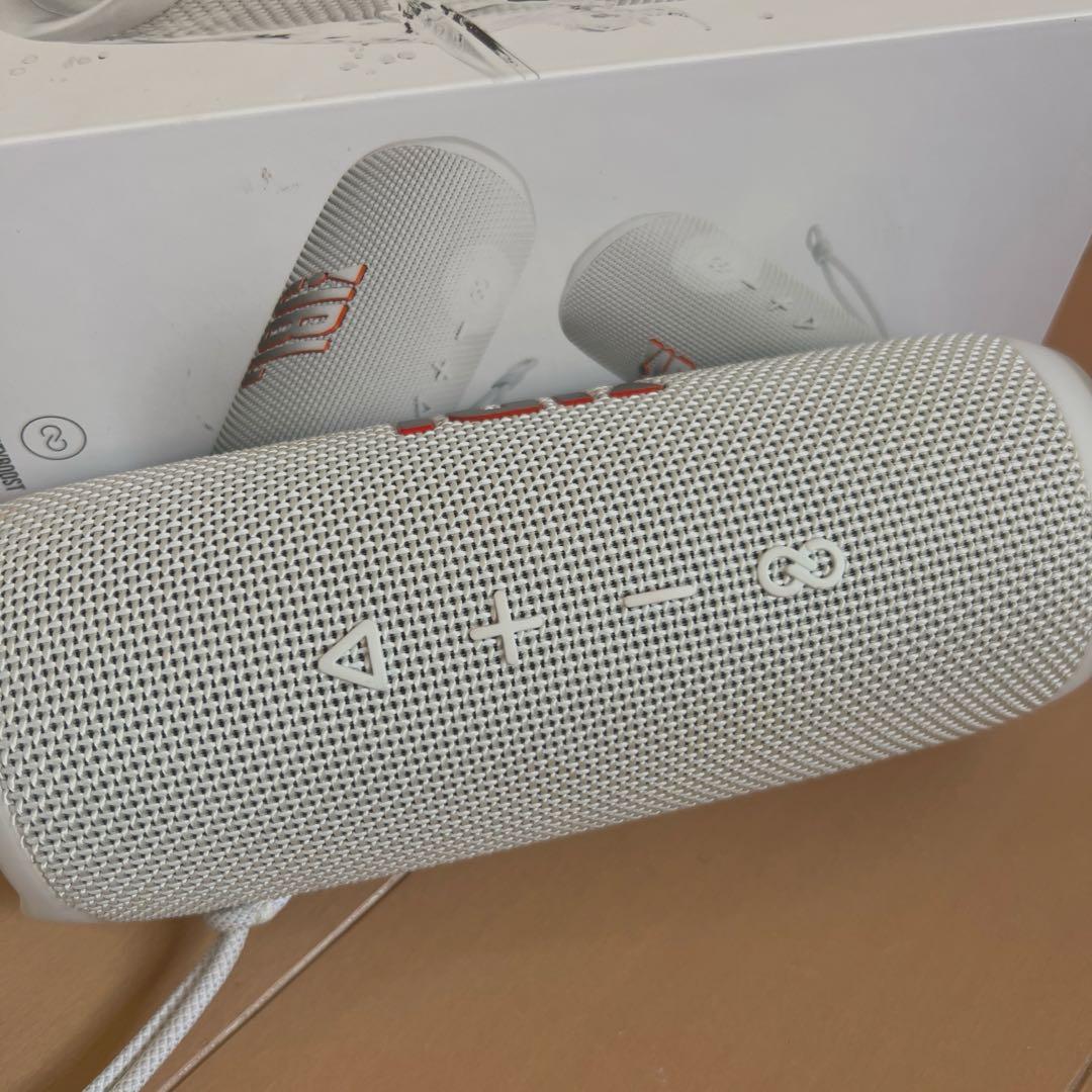 JBL FLIP6 ホワイト　スピーカー　箱付き