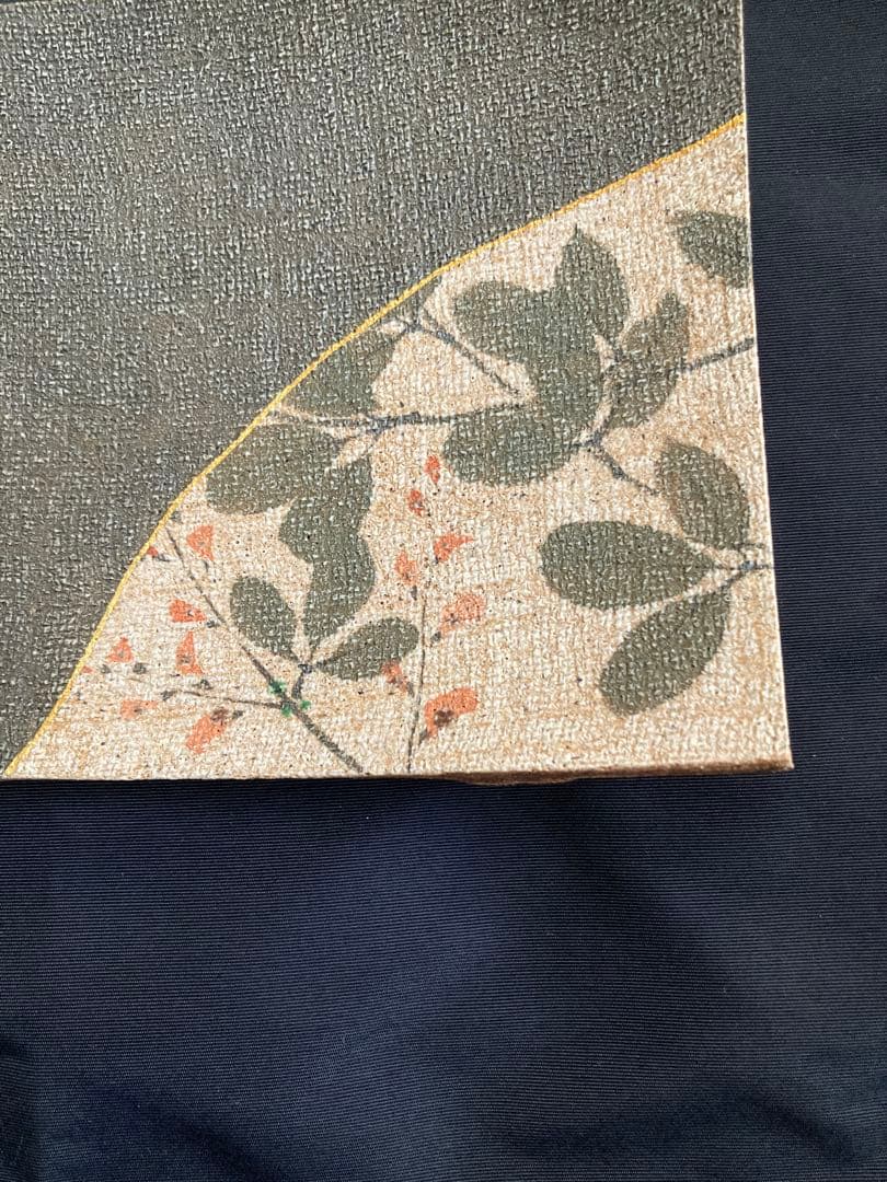 紫綬褒章受章 伊藤東彦 作 「布目彩磁 草花文 長角皿」