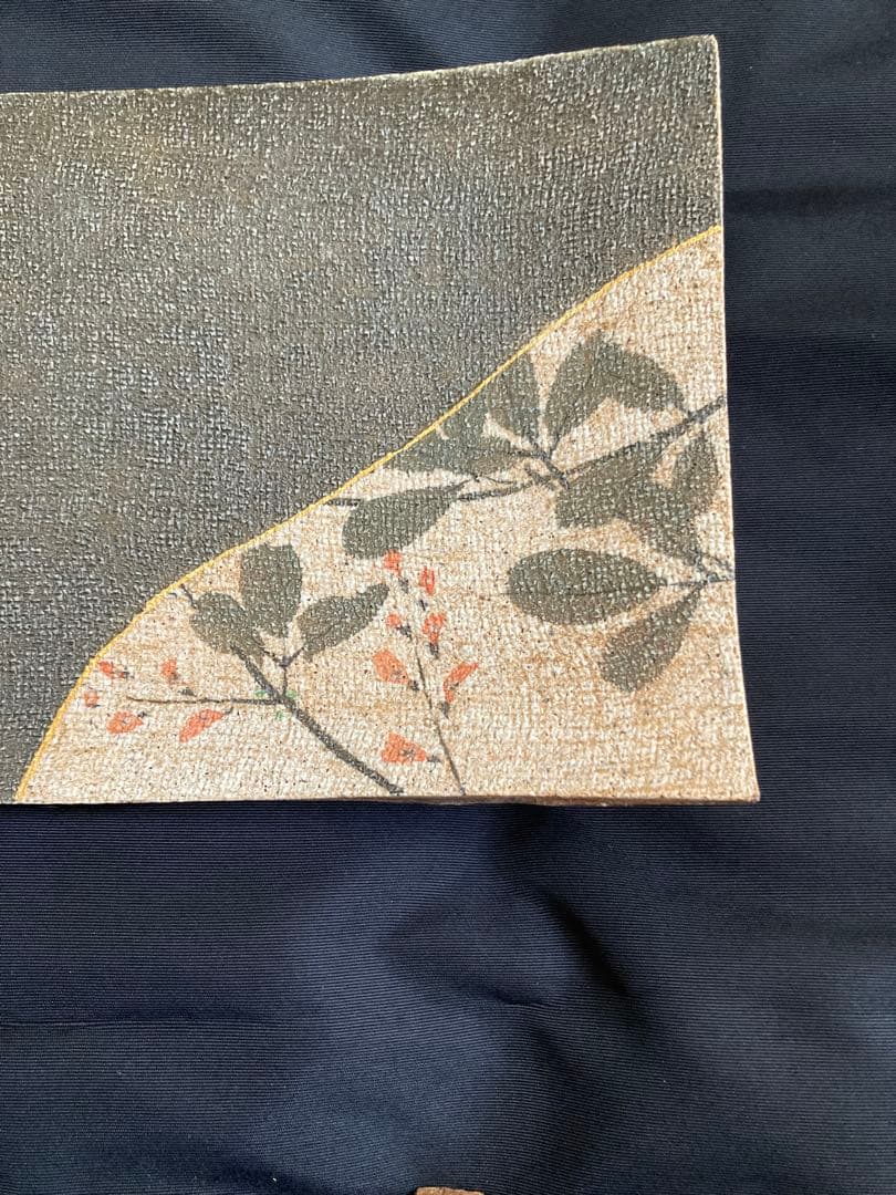 紫綬褒章受章 伊藤東彦 作 「布目彩磁 草花文 長角皿」