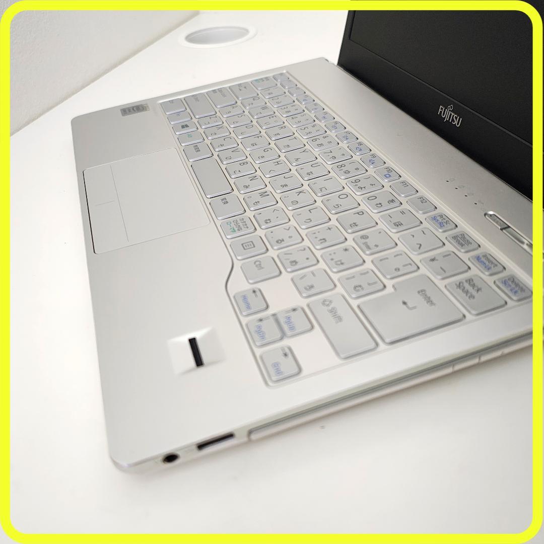 白　新品SSD256GB　薄型軽量⭐️windows11　ノートパソコン　787