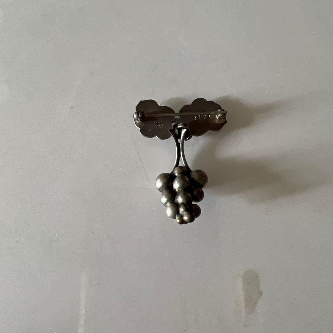 ジョージジェンセンの1992年イヤーペンダントでラピスラズリが使われ。￼