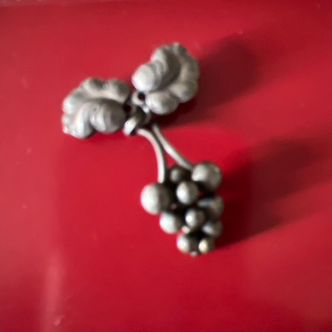 ジョージジェンセンの1992年イヤーペンダントでラピスラズリが使われ。￼