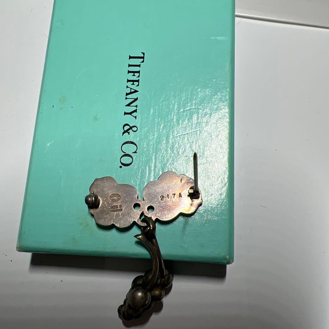 ジョージジェンセンの1992年イヤーペンダントでラピスラズリが使われ。￼