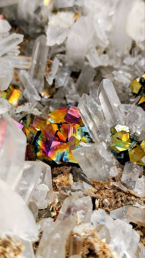 【巨大】3kg超 レインボー カラー パイライト 水晶クラスター 共生 台座付