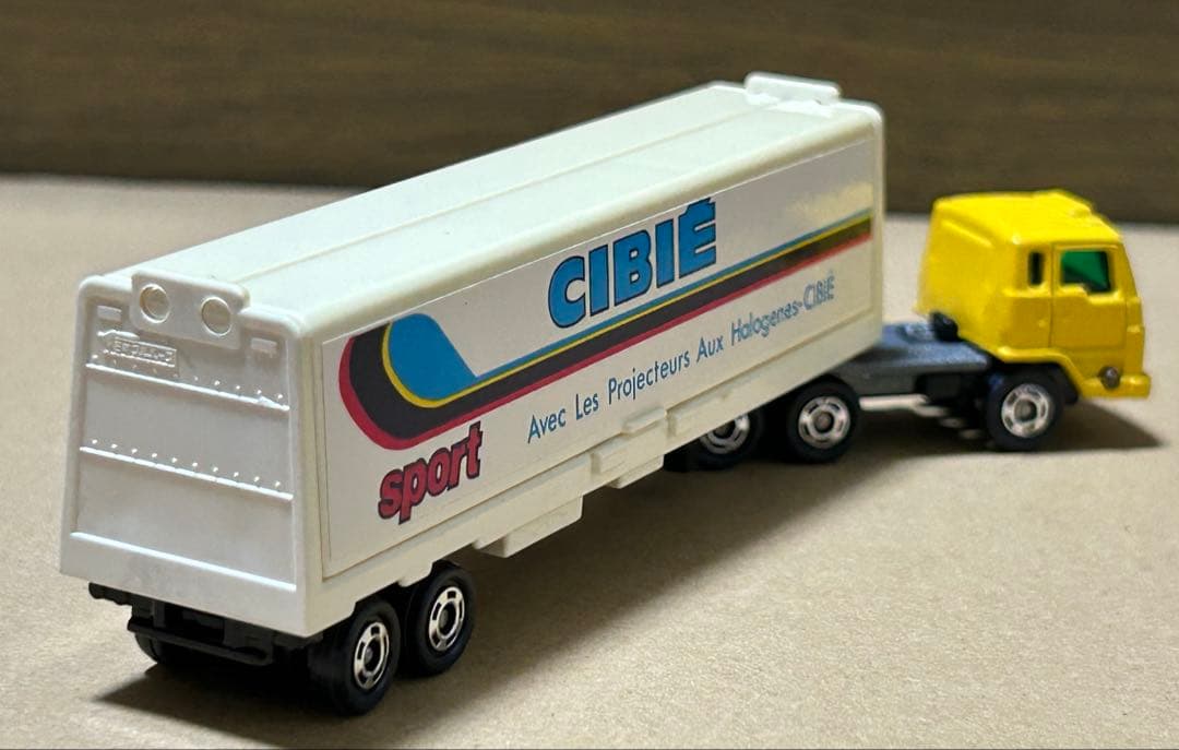 ロングトミカ L16 いすゞ V12 ウイングルーフトレーラー CIBIE