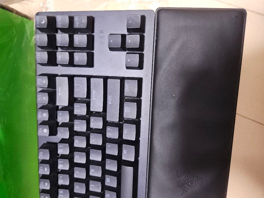 Razer Huntsman V2 Tenkeyless RGBキーボード本体