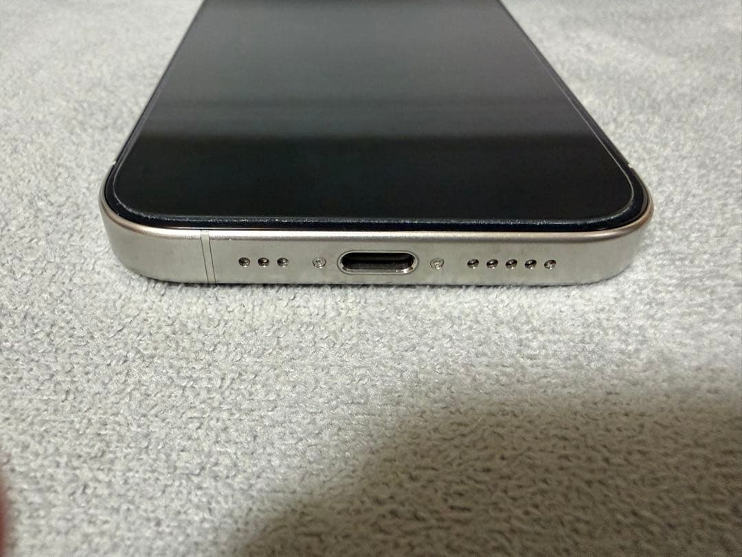 Apple iPhone 15 Pro 256GB 本体 ホワイトチタニウム