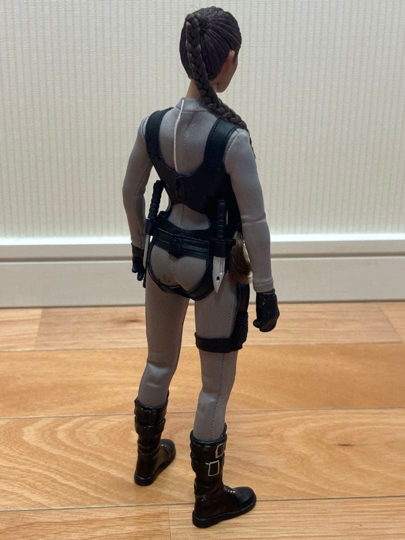 1/6 トゥームレイダー ララ・クロフト フィギュア