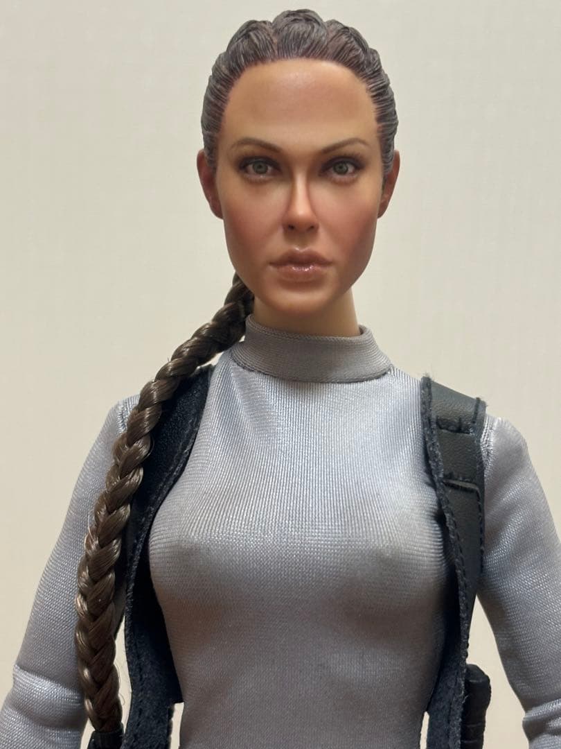 1/6 トゥームレイダー ララ・クロフト フィギュア