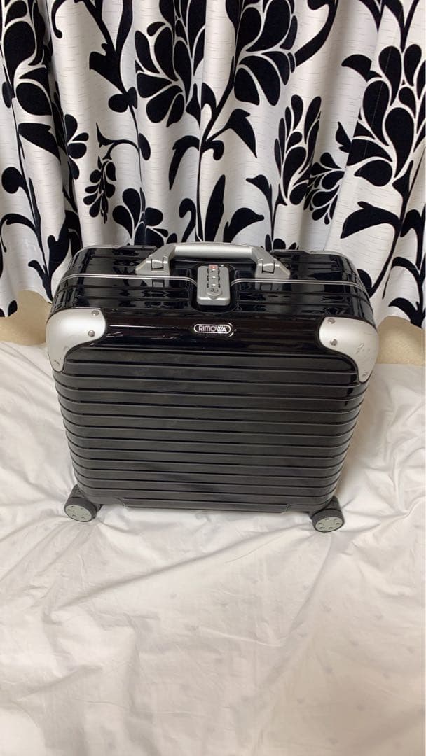 リモワキャリーバック LIMBO 28L 機内持ち込み サイズ