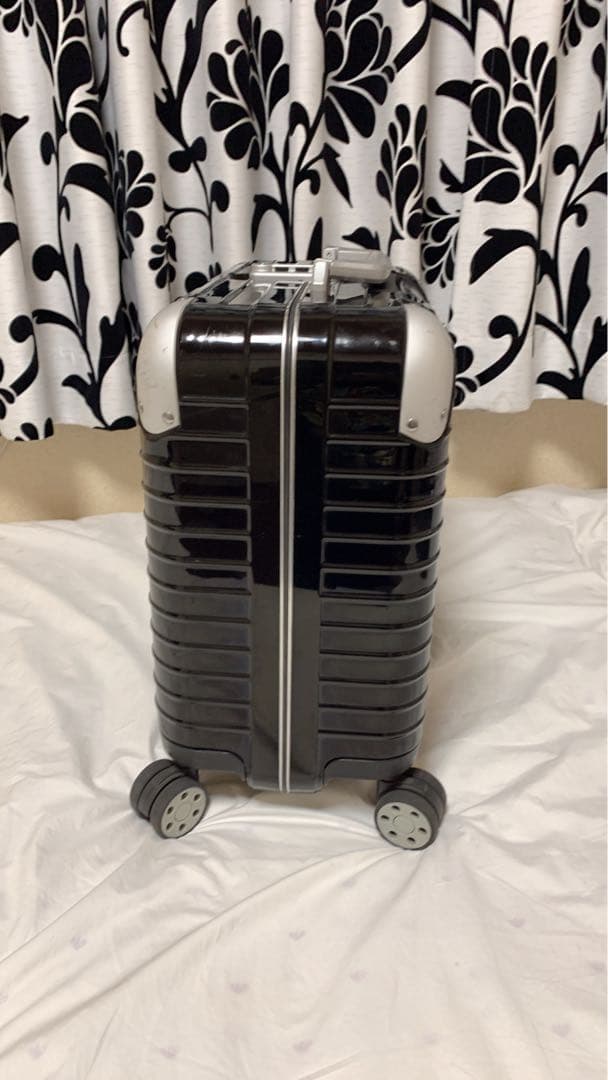 リモワキャリーバック LIMBO 28L 機内持ち込み サイズ