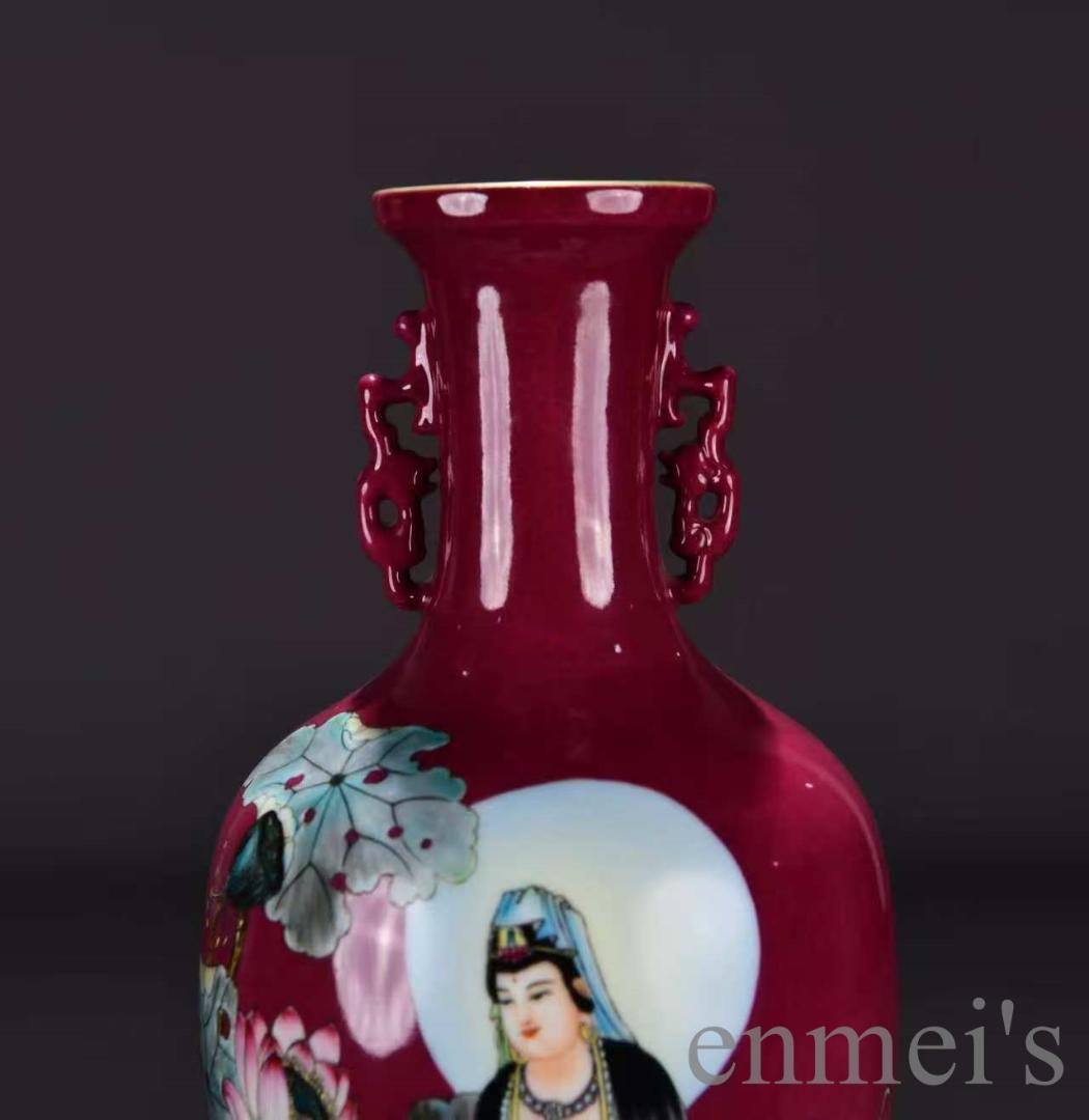 中国古美術・清代乾隆年製・粉彩赤地・自在観音図双耳瓶・花瓶・唐物・陶磁器・蓮華紋