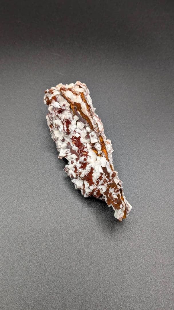 ナミビア ツメブ鉱山産 カルサイト on ゲータイト 共生鉱物標本