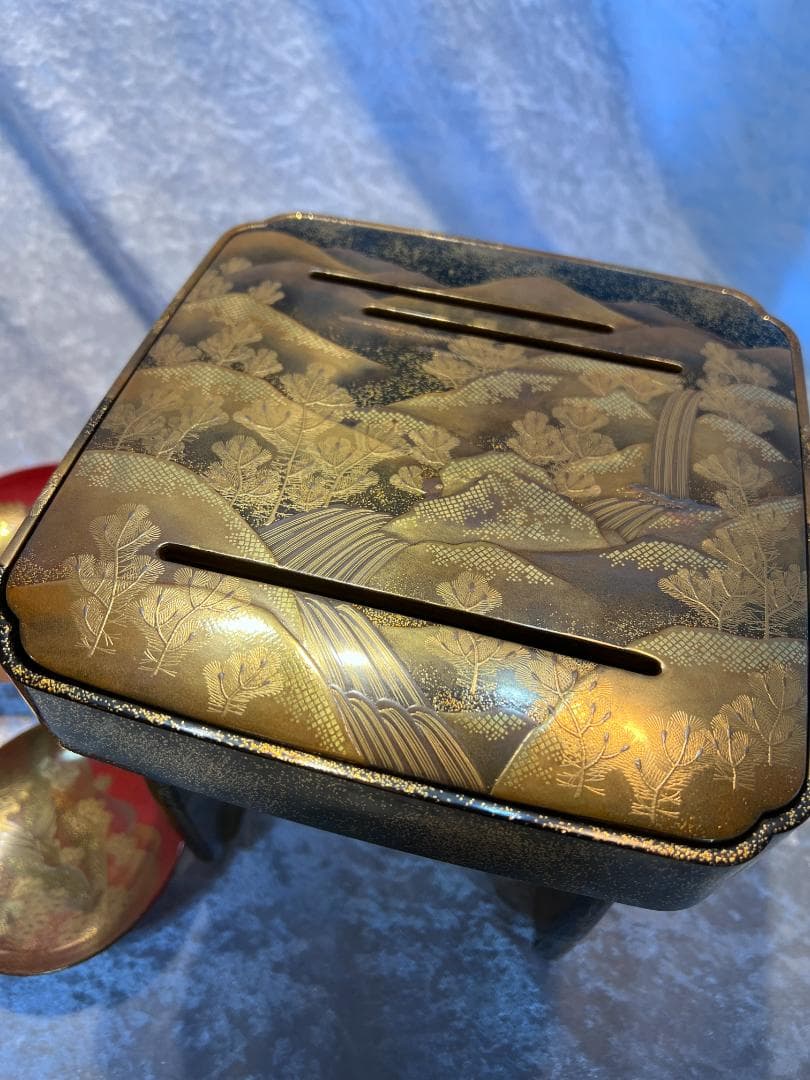 金蒔絵の三宝と三つ組み盃のセット　山水紋　松紋　合わせ箱