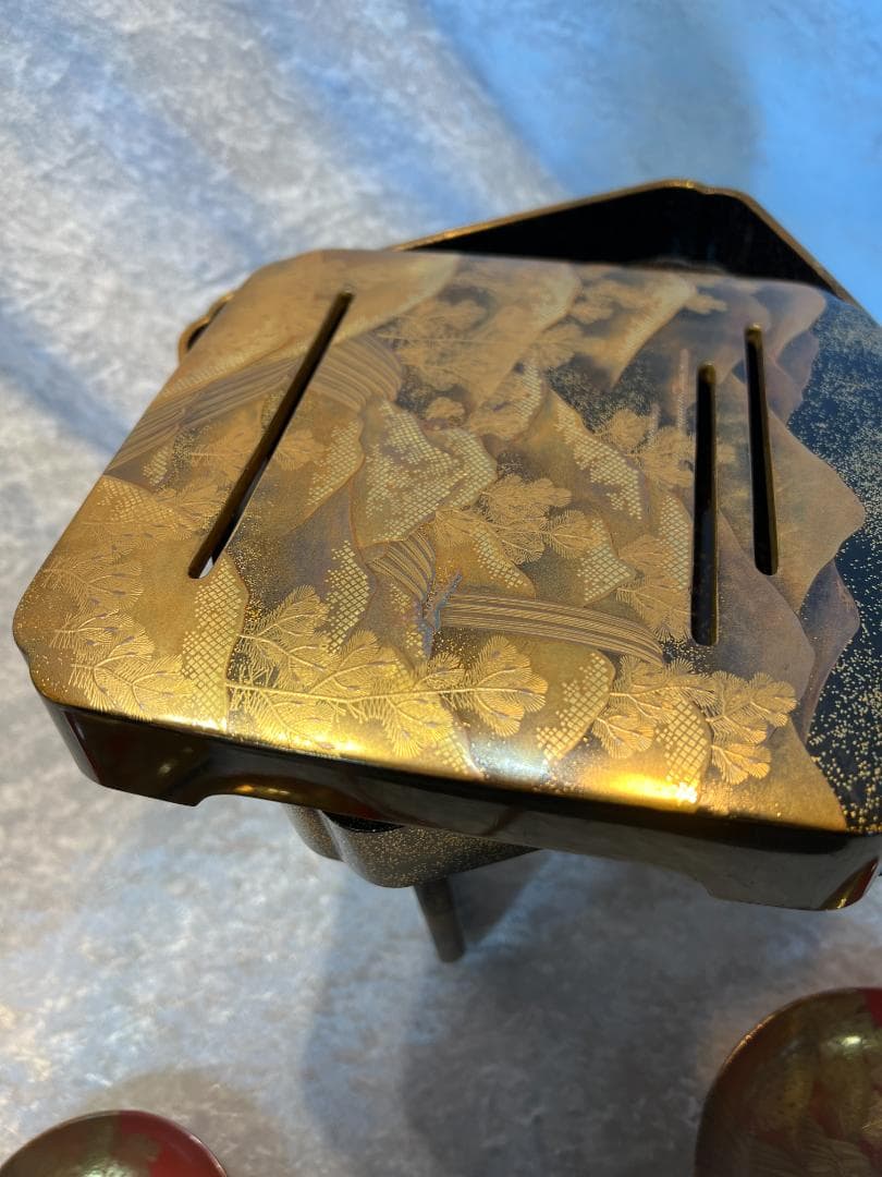 金蒔絵の三宝と三つ組み盃のセット　山水紋　松紋　合わせ箱