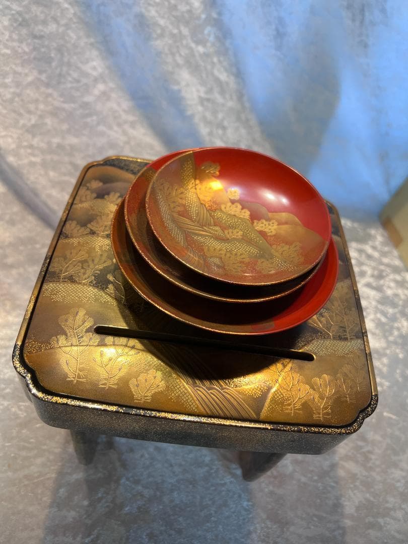 金蒔絵の三宝と三つ組み盃のセット　山水紋　松紋　合わせ箱