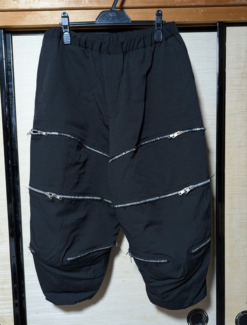 こ*む様 ブラックコムデギャルソン24AWウールジップカットオフパンツ