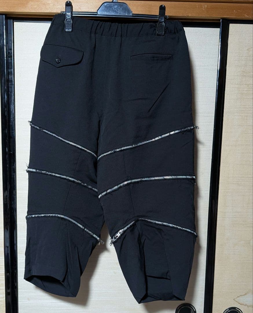 こ*む様 ブラックコムデギャルソン24AWウールジップカットオフパンツ
