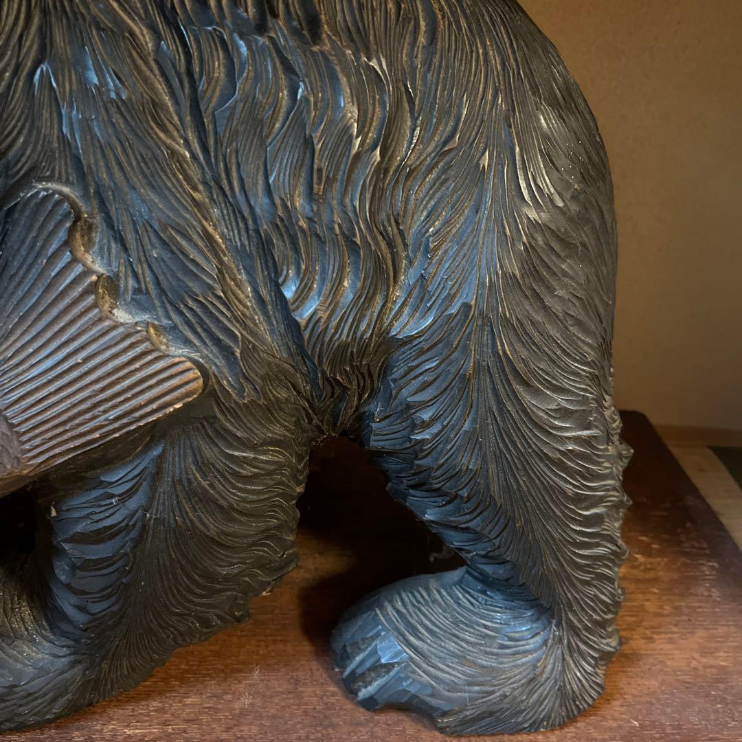 木製クマの彫刻 魚を持つ