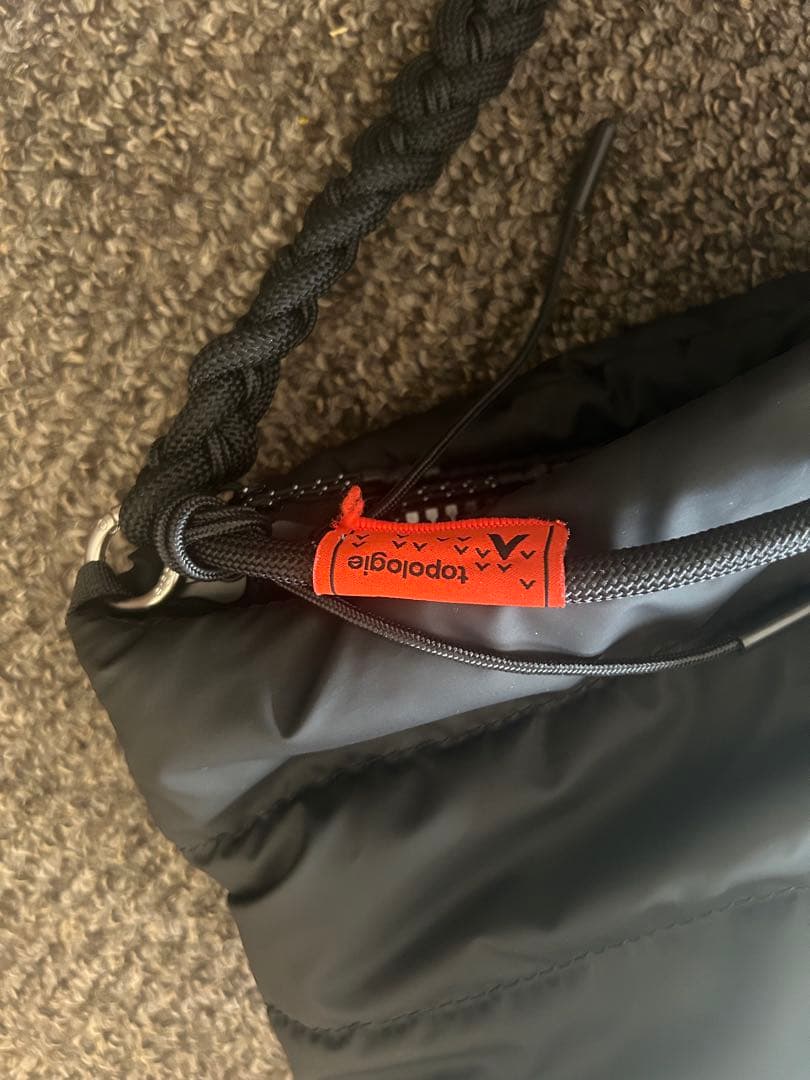 topologie べサス ショルダー ハンドバッグ　ストラップ付　ブラック