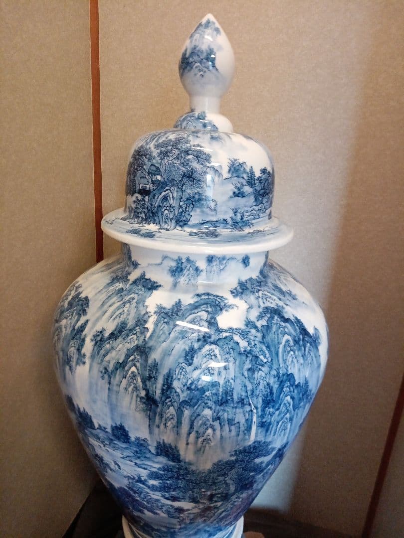 有田焼　青白磁の大壺 木製台座付き