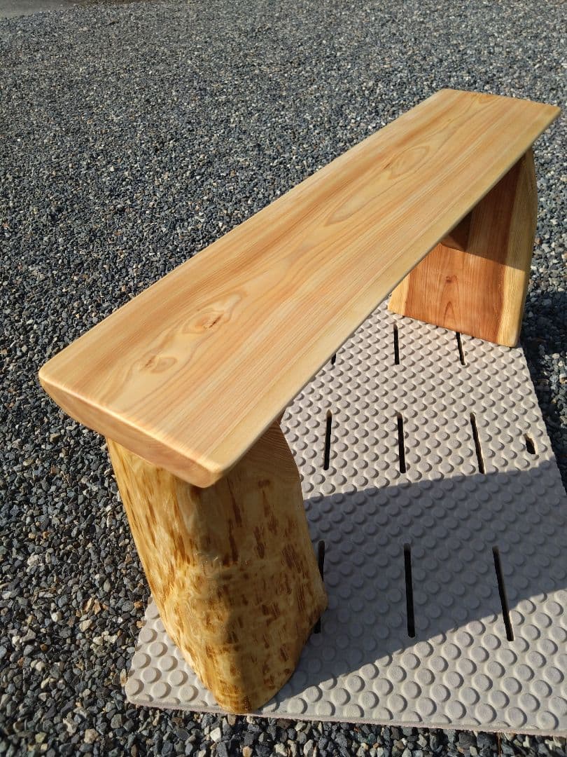 檜のベンチ83　天板は節無しで綺麗　脚は杉の丸太半切❕　リビング、食卓のベンチに