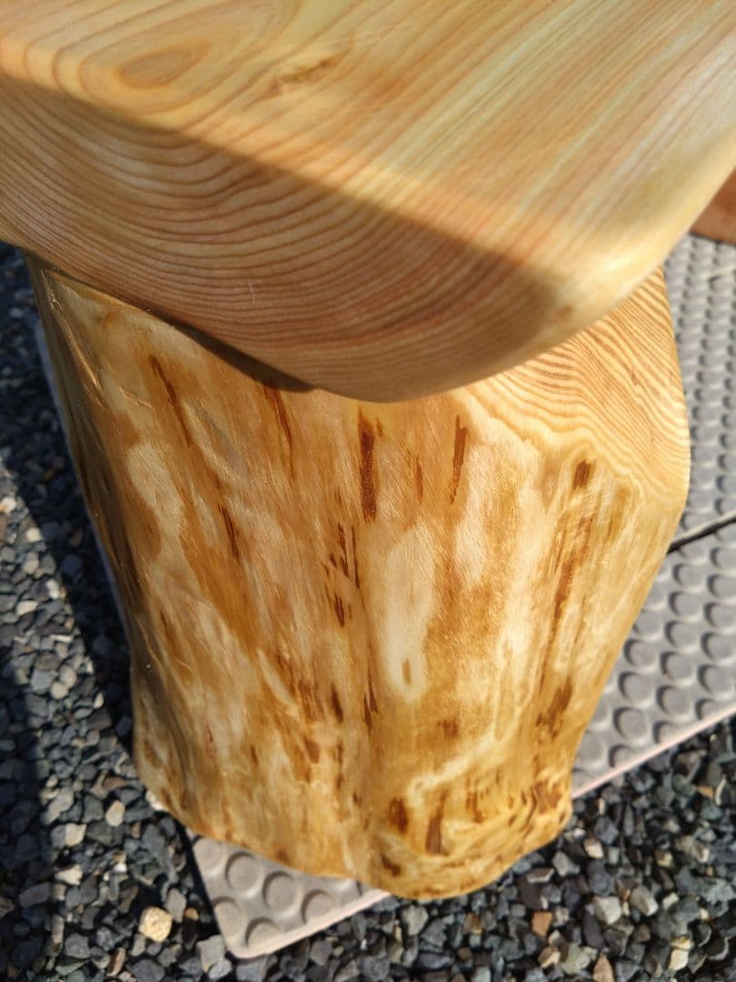 檜のベンチ83　天板は節無しで綺麗　脚は杉の丸太半切❕　リビング、食卓のベンチに