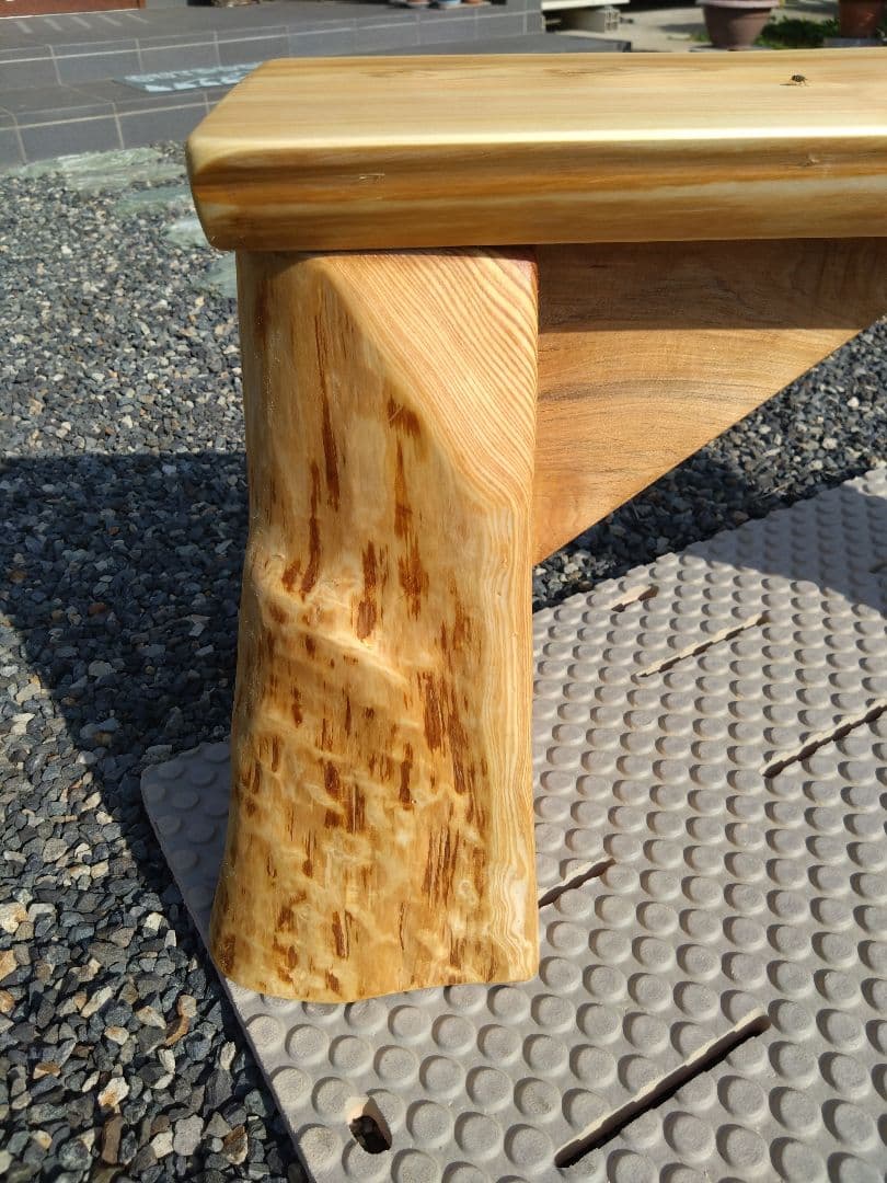 檜のベンチ83　天板は節無しで綺麗　脚は杉の丸太半切❕　リビング、食卓のベンチに