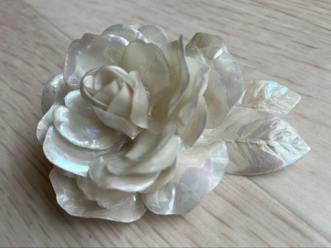 LOUIS VUITTON ホワイトフラワーブローチ