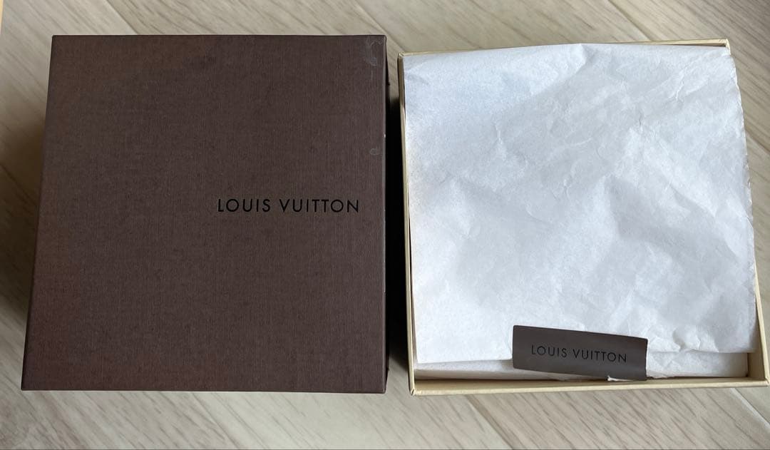 LOUIS VUITTON ホワイトフラワーブローチ