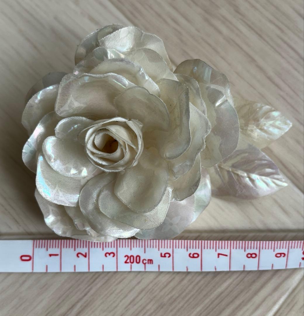 LOUIS VUITTON ホワイトフラワーブローチ