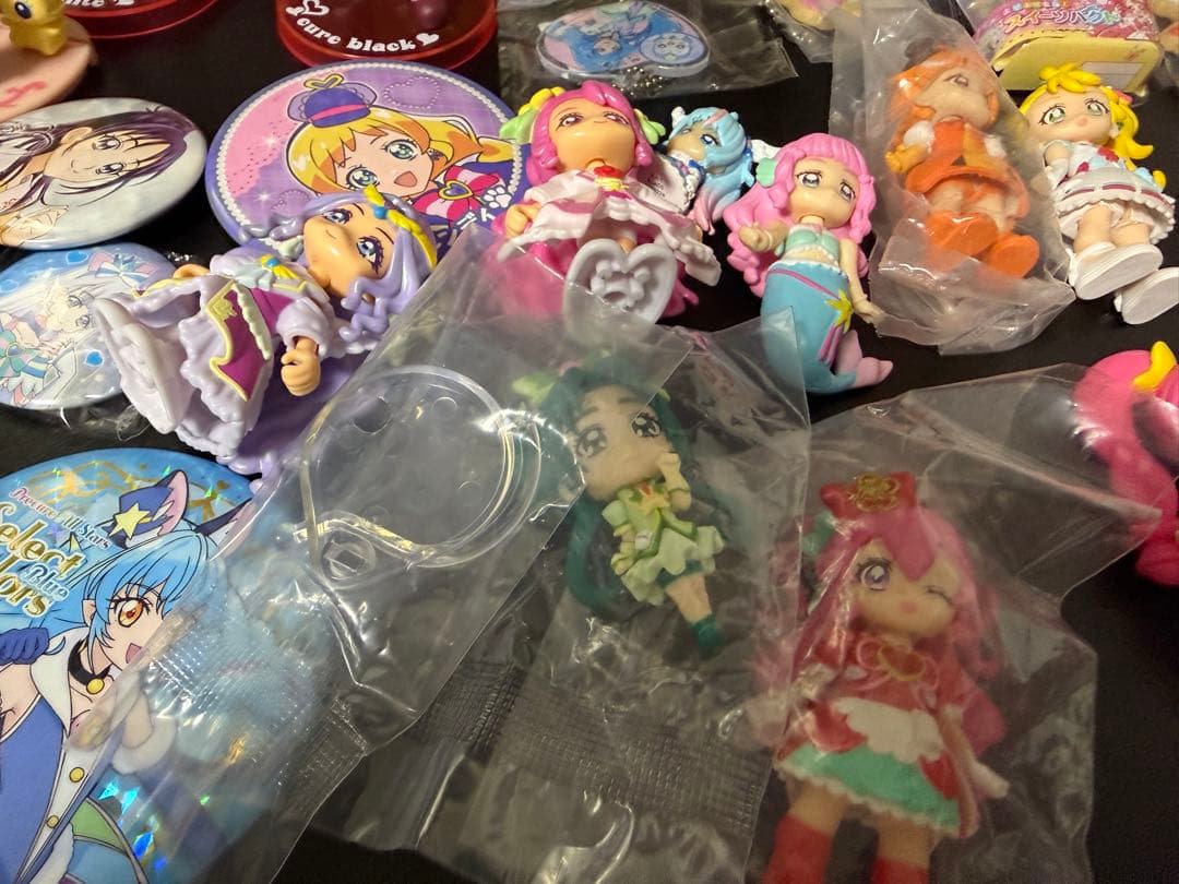 プリキュア グッズセット 大量　フィギュア　色紙　バッジ　　　 キーホルダー