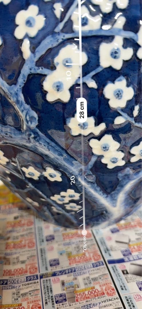 青地に白い花模様の陶器の花瓶