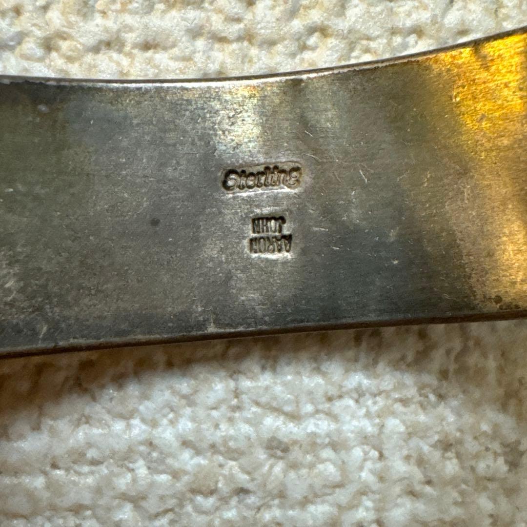 ナバホ族　バングル　シルバーアクセサリー　ハチドリと葉の彫刻