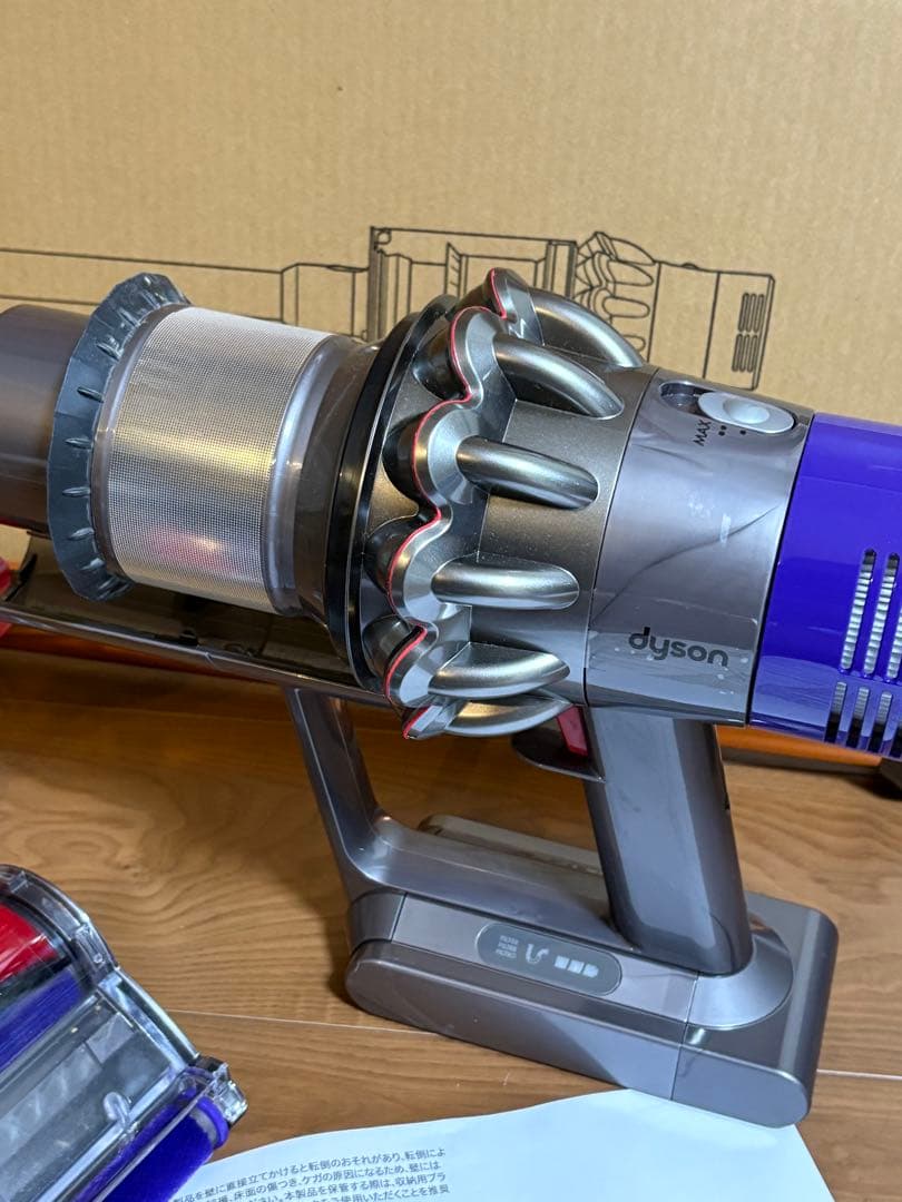 Dyson ダイソン V10 Fluffy SV12 掃除機　家電