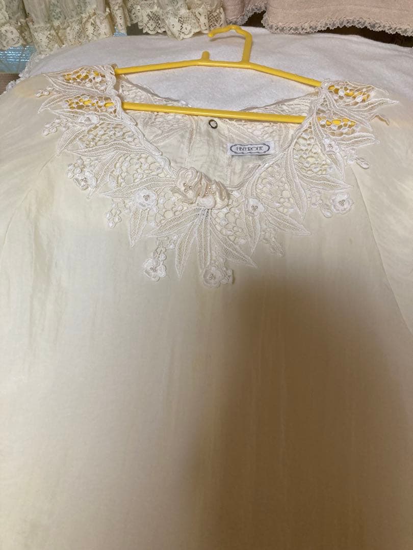 サエラ鈴蘭エプロン大きいサイズこれから寒い季節に沢山着込めます。クリーム色