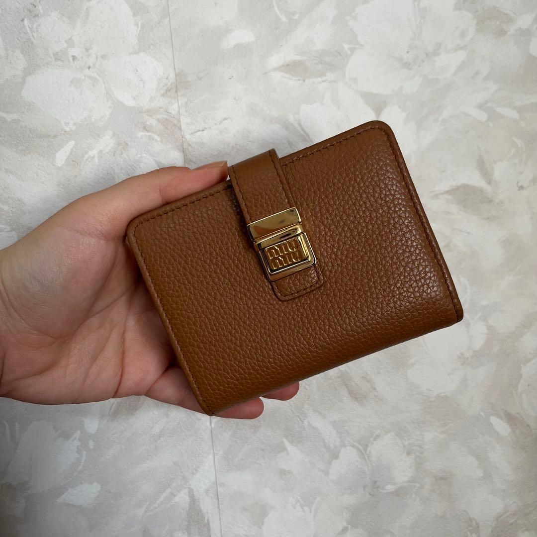新品 miumiu ミュウミュウ レザー ミニ財布 二つ折り財布