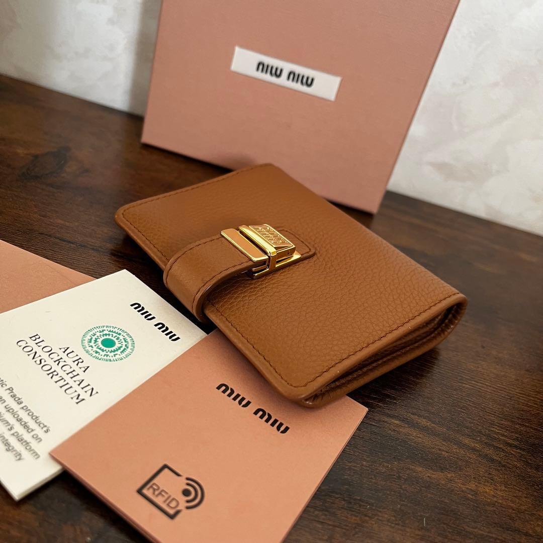 新品 miumiu ミュウミュウ レザー ミニ財布 二つ折り財布