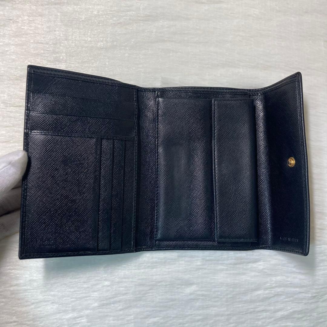 早い者勝ち　PRADA プラダ　サフィアーノレザー　三角ロゴ　黒　人気　定番