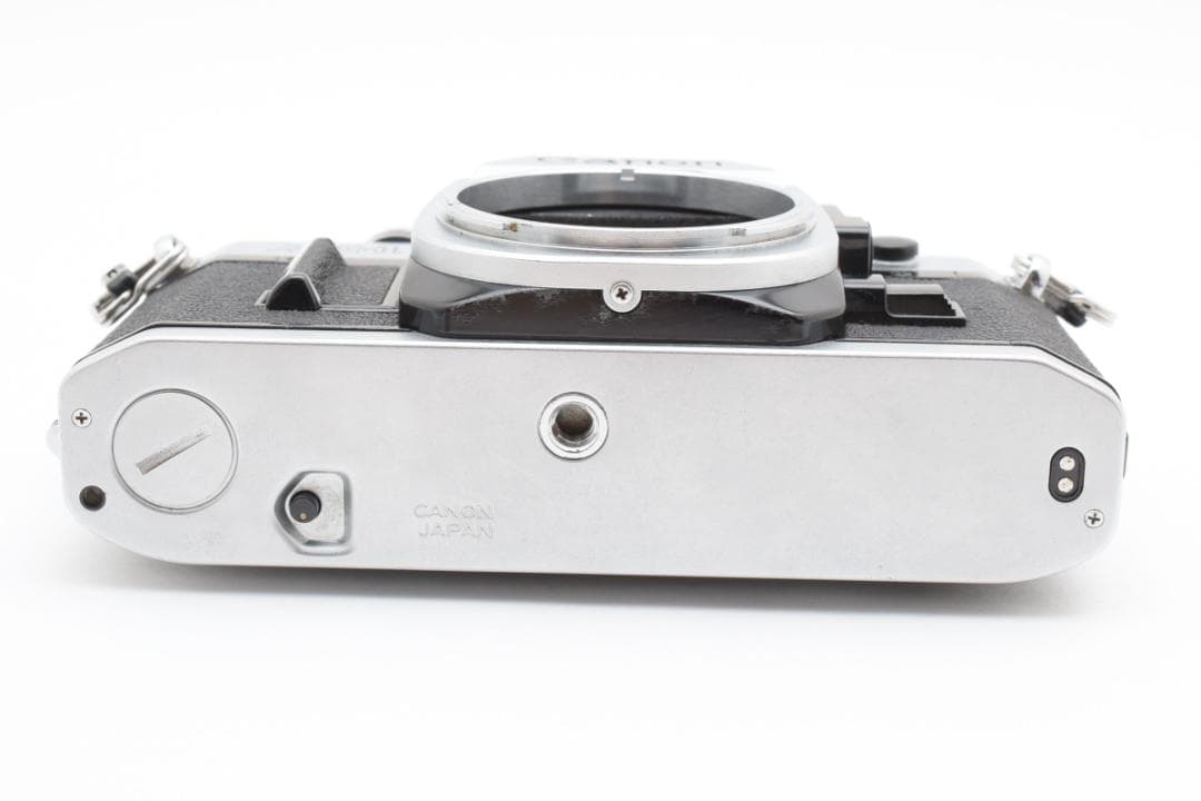 美品 CANON AE-1 シルバー フィルムカメラ　モルト新品交換済 M764