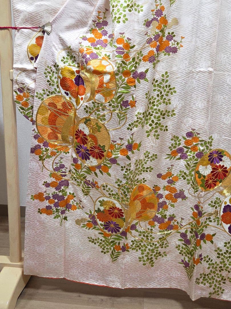 B◆着物くつろぎ 鼓に菊模様 金彩 金駒刺繍 白 袷 正絹 成人式 振袖 着物
