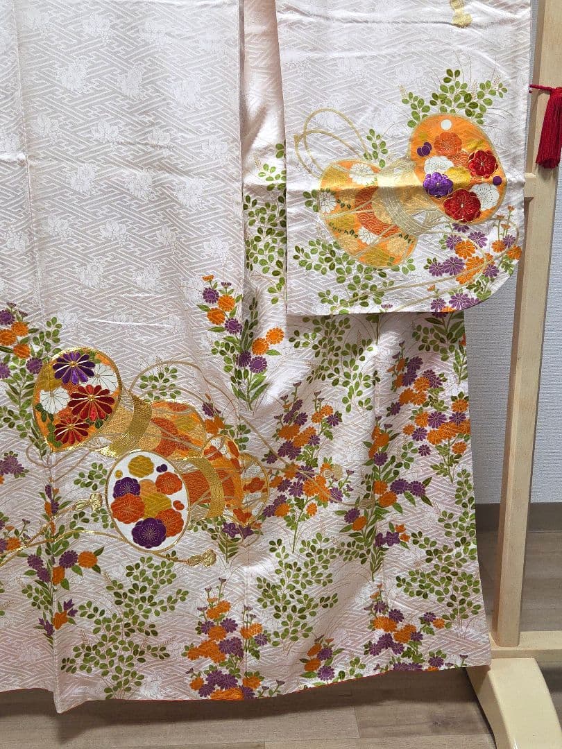 B◆着物くつろぎ 鼓に菊模様 金彩 金駒刺繍 白 袷 正絹 成人式 振袖 着物