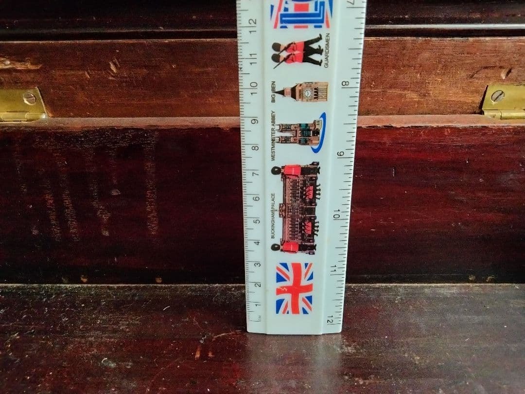 イギリスからの収納できるビンテ−ジスツ−ル、秘密の物入れ、刺繍